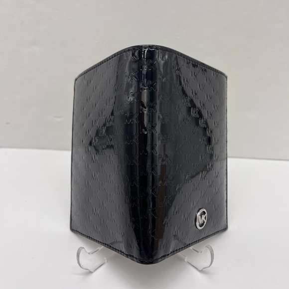 Michael Kors Jet Set Travel Md Sign Patent Logo Debossed Passport Case
Black - Picture 9 of 16